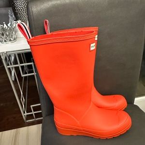 Hunter Rain boots Size 5. Can fit someone who wears a size 6.5 or 7 in ladies